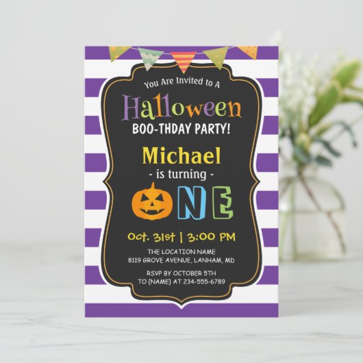Trendy Paarse Halloween Baby First Birthday Party Kaart (Staand voorkant)