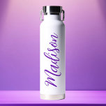 Trendy Paarse Naam Handgeschreven Script Custom Waterfles<br><div class="desc">Een schattige gepersonaliseerde paarse monogram waterfles voor een meisje of een man die houdt van eenvoudige,  handgeschreven geschenken. Prachtig cursief schrift langs de zijkant van je flesje,  dat jouw namen uitspelt.</div>