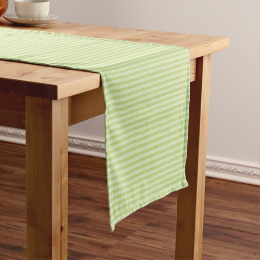 Trendy Pastel Bright Lime Green Stripes Patroon Korte Tafelloper (Voorbeeld)