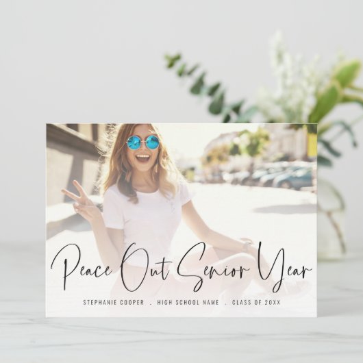 Trendy Peace Out Photo Script Afstuderen Aankondiging (Staand voorkant)