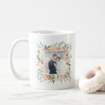 Trendy Peach Floral Waterverf met foto Koffiemok<br><div class="desc">Deze prachtige mok heeft mooie perzik en roomkleurige bloemen met blauwgroen en groene bladeren. Voeg je eigen foto toe om je te personaliseren.</div>