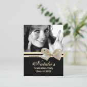 Trendy Pearl Bow Graduation Party Fotouitnodiging Kaart (Staand voorkant)