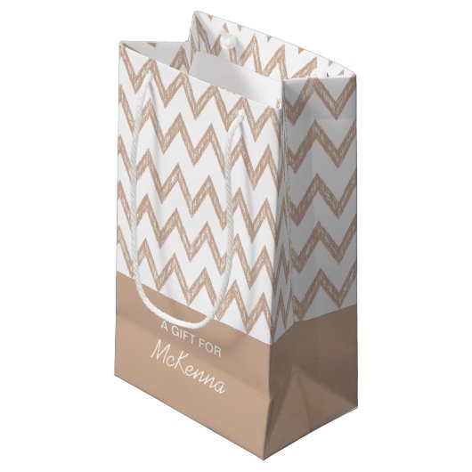 Trendy Pencil Tan Chevron Zigzags met naam Klein Cadeauzakje (Voorkant Gekanteld)