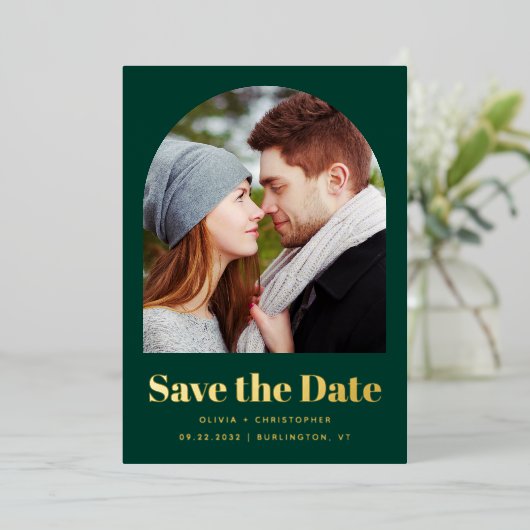 Trendy Photo Arch Green Gold Bewaar de datum Folie Uitnodiging (Staand Voorkant)