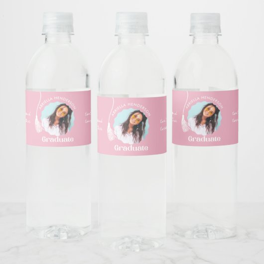 Trendy Pink Afstuderen Foto Waterfles Etiket (Flessen)