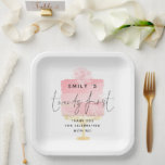 Trendy Pink Cake Name 21st Birthday Bedankt Papieren Bordje<br><div class="desc">Trendy Roze Manuscript Name 21st Birthday Party Dank u. 21e is gecentreerd in een geplaatst handschrift stijlmanuscript met naam en uw dank u bericht dat u gemakkelijk kunt personaliseren,  op een  bleke roze cake aan de achtergrond op een gouden standaard en een bloem bovenop.</div>