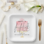 Trendy Pink Cake Name 50th Birthday Bedankt Papieren Bordje<br><div class="desc">Trendy Roze Manuscript Name 50th Birthday Party Dank u. De vijftigste is gecentreerd in een vastgestelde handgeschreven stijlmanuscript met naam en uw dank u bericht dat u gemakkelijk kunt personaliseren,  op een  bleke roze cake aan de achtergrond op een gouden standaard en een bloem bovenop.</div>