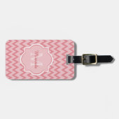 Trendy Pink Chevron Zigzag Name en Monogram Bagagelabel (Voorkant horizontaal)