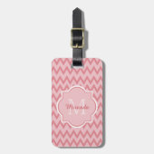 Trendy Pink Chevron Zigzag Name en Monogram Bagagelabel (Voorkant verticaal)