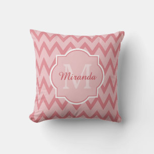 Trendy Pink Chevron Zigzag Name en Monogram Kussen