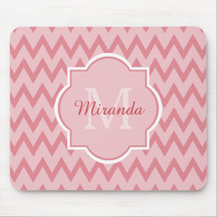 Trendy Pink Chevron Zigzag Name en Monogram Muismat
