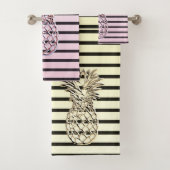 Trendy Pink en Gold Striped Pineappel Bad Handdoek (Insitu)