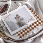Trendy Plaid Merry & Married Meneer & Mevrouw Foto Feestdagenkaart<br><div class="desc">Vier je eerste kerst als pasgetrouwden met deze prachtig ontworpen 'Merry & Married'-kaart, met een intieme fotolay-out en een stijlvolle gezouten karamel en witte buffel check plaid backer. Perfect voor het verzenden van warme vakantiewensen naar familie en vrienden, deze kaart vangt de elegantie van een speciaal moment en de vreugde...</div>
