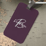 Trendy Plum Paarse Grijs Wit Script Monogram Bagagelabel<br><div class="desc">Dit elegante gepersonaliseerde bagagelabel heeft een monogram en een voornaam in een grijs-wit script op een trendy pruim paarse achtergrond.</div>