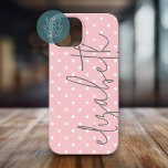 Trendy Polka Dot blush roze script grijs naam iPhone 15 Case<br><div class="desc">Een vrouwelijk en girly polka dot design met een naam in een handgeschreven,  kalligrafie lettertype.</div>