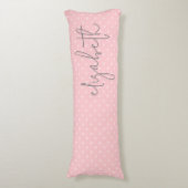 Trendy Polka Dot blush roze script grijs naam Lichaamskussen (Voorkant Verticaal)