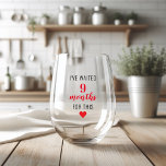 Trendy Red Post Zwangerschap Funny Quote Wijnglas Zonder Voet<br><div class="desc">"Proost op het overleven van de negen maanden durende marathon! Dit trendy Red Post-Pregnancy Funny Quote wijnglas is de perfecte metgezel voor elke nieuwe moeder die in stijl wil vieren. Of je nu overgeeft aan een welverdiend glas wijn of een meisjesavond organiseert, dit glas is een hilarische herinnering aan de...</div>