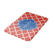 Trendy Red Quatrefoil Blue Monogram en naam Badmat (Gekanteld)