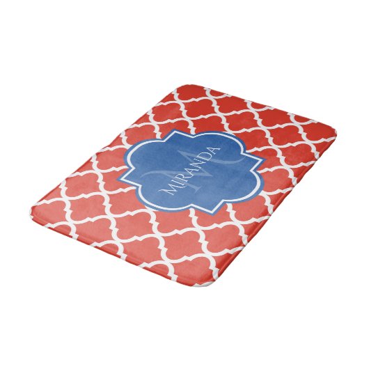 Trendy Red Quatrefoil Blue Monogram en naam Badmat (Gekanteld)