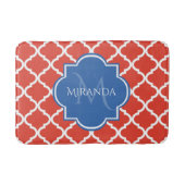 Trendy Red Quatrefoil Blue Monogram en naam Badmat (Voorkant)