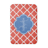 Trendy Red Quatrefoil Blue Monogram en naam Badmat (Voorkant Verticaal)
