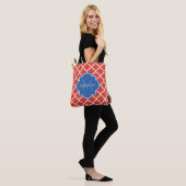 Trendy Red Quatrefoil Blue Monogram en naam Tote Bag (Op model)
