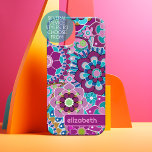 Trendy Retro Bloemen Patroon - aangepaste naam blo iPhone 15 Case<br><div class="desc">Een gedurfd, bloemig ontwerp met kleurrijke tinten van paarse en aqua met een leuk kleurblok om jouw naam of tekst toe te voegen. Het gekke bloemmotief heeft een verscheidenheid aan kleuren. U kunt een naam, monogram of andere aangepaste tekst toevoegen. Als u de illustratie wilt verplaatsen, klikt u op de...</div>