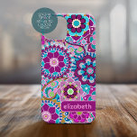 Trendy Retro Bloemen Patroon aangepaste naam blok iPhone 15 Case<br><div class="desc">Een gedurfd, bloemig ontwerp met kleurrijke tinten van paarse en aqua met een leuk kleurblok om jouw naam of tekst toe te voegen. Het gekke bloemmotief heeft een verscheidenheid aan kleuren. U kunt een naam, monogram of andere aangepaste tekst toevoegen. Als u de illustratie wilt verplaatsen, klikt u op de...</div>