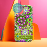 Trendy Retro Bloemen Patroon aangepaste naam blok iPhone 15 Case<br><div class="desc">Een gedurfd, bloemig ontwerp met kleurrijke tinten van paarse en groene met een leuk kleurblok om jouw naam of tekst toe te voegen. Het gekke bloemmotief heeft een verscheidenheid aan kleuren. U kunt een naam, monogram of andere aangepaste tekst toevoegen. Als u de illustratie wilt verplaatsen, klikt u op de...</div>