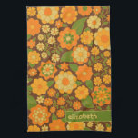 Trendy Retro Bloemen Patroon Aangepaste naam blok Theedoek<br><div class="desc">Een gewaagd, bloemig ontwerp met kleurrijke tinten goud, oranje en groen met een leuk kleurenblok om jouw naam of een tekst toe te voegen. Het gekke bloempatroon heeft verschillende kleuren. U kunt een naam, een monogram of een andere douanetekst toevoegen. Als u de kunst rond moet bewegen, klik op de...</div>
