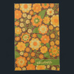 Trendy Retro Bloemen Patroon Aangepaste naam blok Theedoek<br><div class="desc">Een gewaagd, bloemig ontwerp met kleurrijke tinten goud, oranje en groen met een leuk kleurenblok om jouw naam of een tekst toe te voegen. Het gekke bloempatroon heeft verschillende kleuren. U kunt een naam, een monogram of een andere douanetekst toevoegen. Als u de kunst rond moet bewegen, klik op de...</div>