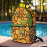 Trendy Retro Floral Pattern met name block Bedrukte Rugzak<br><div class="desc">Een gewaagd, bloemig ontwerp met kleurrijke tinten goud, oranje en groen met een leuk kleurenblok om jouw naam of een tekst toe te voegen. Het gekke bloempatroon heeft verschillende kleuren. U kunt een naam, een monogram of een andere douanetekst toevoegen. Als u de kunst rond moet bewegen, klik op de...</div>