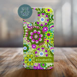 Trendy Retro Floral Pattern met name block iPhone 15 Case<br><div class="desc">Een gedurfd, bloemig ontwerp met kleurrijke tinten van paarse en groene met een leuk kleurblok om jouw naam of tekst toe te voegen. Het gekke bloemmotief heeft een verscheidenheid aan kleuren. U kunt een naam, monogram of andere aangepaste tekst toevoegen. Als u de illustratie wilt verplaatsen, klikt u op de...</div>