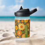 Trendy Retro Floral Pattern met name block Waterfles<br><div class="desc">Een gewaagd, bloemig ontwerp met kleurrijke tinten goud, oranje en groen met een leuk kleurenblok om jouw naam of een tekst toe te voegen. Het gekke bloempatroon heeft verschillende kleuren. U kunt een naam, een monogram of een andere douanetekst toevoegen. Als u de kunst rond moet bewegen, klik op de...</div>