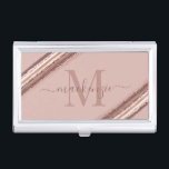 Trendy Roos Gold Folie Koperborstel Monogram Visitekaarthouder<br><div class="desc">Trendy Roos Gold Foil Copper Brush Monogram Business Card Case met uw aangepaste monogram en details met onze chique luxe penseelstreken in de kleuren roos,  goud,  koper,  brons en blush clay. Perfect voor uw glam girly esthetiek!</div>