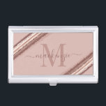 Trendy Roos Gold Folie Koperborstel Monogram Visitekaarthouder<br><div class="desc">Trendy Roos Gold Foil Copper Brush Monogram Business Card Case met uw aangepaste monogram en details met onze chique luxe penseelstreken in de kleuren roos,  goud,  koper,  brons en blush clay. Perfect voor uw glam girly esthetiek!</div>