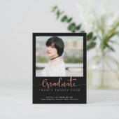 Trendy Roos Gouden Folie Afstuderen Script Foto Aankondigingskaart (Staand voorkant)