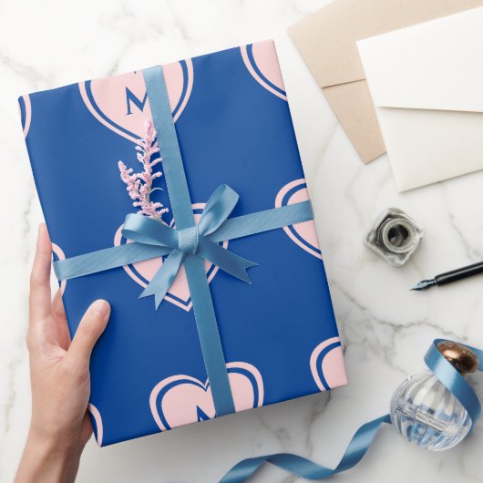 Trendy Roze Blauwe Hart Monogram Valentijnsdag Cadeaupapier (Geschenken)