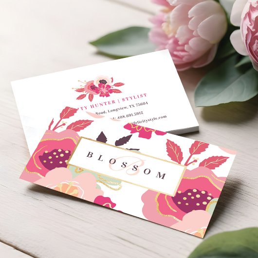 Trendy roze bloemmotief print & goud monogram visitekaartje