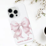 Trendy roze boog gepersonaliseerd met naam monogra iPhone 15 pro case<br><div class="desc">Show uw unieke stijl af met de trendy roze strik gepersonaliseerd met de naam Monogram iPhone-hoes. Met een zachte waterverf boog in een prachtige roze tint, straalt deze aangepaste telefoonhoes een meisjescharme uit die ideaal is voor diegenen die houden van een vleugje elegantie in hun dagelijkse accessoires. Het gepersonaliseerde naammonogram...</div>