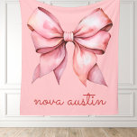 Trendy roze boog gepersonaliseerd met naam monogra fleece deken<br><div class="desc">Wikkel je kleintje in een vleugje elegantie met onze trendy roze strik gepersonaliseerde monogram fleece deken. Perfect voor elke pasgeboren baby cadeau, deze deken is voorzien van een charmante preppy coquette boog ontwerp dat een zoete, stijlvolle touch toevoegt aan elke kwekerij. Gemaakt van ultrazacht vlies, het biedt warmte en comfort,...</div>