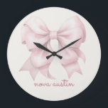 Trendy roze boog gepersonaliseerd met naam monogra grote klok<br><div class="desc">Voeg een vleugje tijdloze elegantie toe aan uw decor met de trendy roze strik gepersonaliseerd met naam Monogram grote klok. Met een chique preppy coquette boog in een zacht roze waterverf ontwerp, combineert deze klok meisjescharme met moderne sophisticatie. De gepersonaliseerde naam monogram maakt het een uniek en attent geschenk, ideaal...</div>