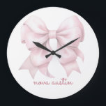 Trendy roze boog gepersonaliseerd met naam monogra grote klok<br><div class="desc">Verhoog uw ruimte met de trendy roze strik gepersonaliseerd met naam Monogram Large Clock, een prachtig stuk dat tijdloze elegantie combineert met moderne flair. Met een chique preppy coquette boog in een zacht waterverf ontwerp, deze klok belichaamt een meisjesachtige esthetiek die een vleugje charme toevoegt aan elke kamer. De gepersonaliseerde...</div>