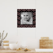 Trendy Roze Damast Aangepaste Foto Rouwkaart Overl Poster (Keuken)