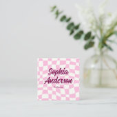 Trendy roze dambordpatroon met QR-code Vierkante Visitekaartje (Staand voorkant)