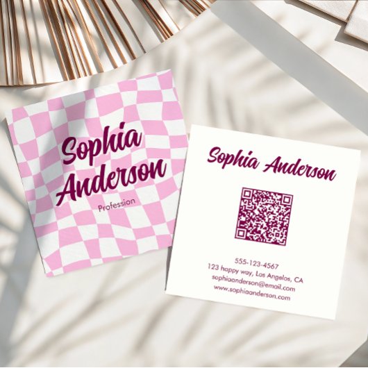Trendy roze dambordpatroon met QR-code Vierkante Visitekaartje