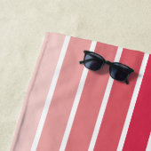 Trendy roze en turquoise gestreepte monogram aange strandlaken (In situ)