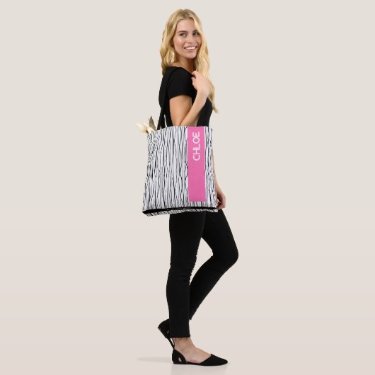 Trendy roze en zwart gepersonaliseerd tote bag (Op model)
