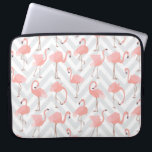 Trendy roze flamingo's en chevrons patroon laptop sleeve<br><div class="desc">Een grillig trendy ontwerp met een patroon van roze flamingo's over lichtgrijs en wit chevron zig-zag patroon.</div>