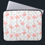 Trendy roze flamingo's en chevrons patroon laptop sleeve<br><div class="desc">Een grillig trendy ontwerp met een patroon van roze flamingo's over lichtgrijs en wit chevron zig-zag patroon.</div>